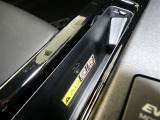 スマートフォンなどをワイヤレスで充電。 縦置きにすることで、使いやすさとスペース効率を高めています。
