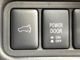 【パワーバックドア】スマートキーや運転席のボタンを押すだけでリアゲートが自動で開閉します!荷物を持っている時や、高い位置にあるバックドアを閉める際に便利な機能です♪