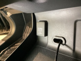 アクセサリーソケットはUSBのアダプターなどをつければ、スマホの充電にも使えます。周辺には物が置けるトレーがついています。