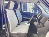 フロントシートはベンチシートです。ベンチシ―トは運転席と助手席の移動もスムーズ!狭い駐車場での乗り降りに便利です。シートの間にコンソールボックスやドリンクホルダーがないため、車内空間も広く感じます