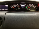 スピードメーターとタコメーターを大きく配した見やすいメーター部になっています。左側のインフォメーション画面でオドメーターや燃費などの情報を確認できます。