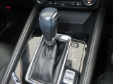 CX-5のシフトレバーです。MTモード付きの6ATで、しなやかな走りを支えます。また、足元にはフロアマットも装着済みです。
