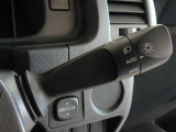 コンライト(オートライト)を装備してます。周囲の明るさによってヘッドライトの点灯・消灯を自動で切り替えます。