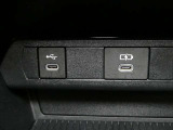 充電用USB端子付き。スマートフォンなどの充電に便利です。