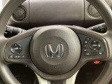 ハンドルにHondaセンシング系のクルーズコントロールやレーンキープアシストなどのスイッチと、オーディオの操作スイッチが装備されています。ハンドルから手を離さず安全に操作できます。