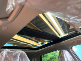 【大型サンルーフ】車内の解放感が一気に上がる大型のパノラマルーフ!季節を問わず開放的で快適なドライブをお楽しみいただけます。流通量も少なく希少価値の高い人気の装備です♪