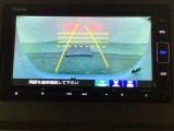 バックでの車庫入れも安心です! リアカメラが付いているバックモニター付のナビを装備しております。操作線もついており距離感も画面から確認できます。