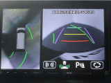 パノラミックビューモニター付きです。車両を上から見た様な映像を画面に表示。運転席からの目視だけでは見にくい、車両周辺の状況をリアルタイムでしっかり確認出来ます。