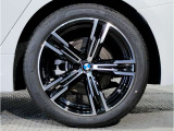 BMWの純正アロイホイールは軽量かつ強度にも優れているホイールで走行性能を引き上げる設計になっております。足元にもBMWは妥協がなくこだわっている個所になります。