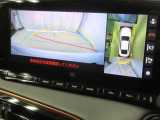 パノラミックビューモニター付きです。車両を上から見たような映像をナビゲーション画面に表示。運転席からの目視だけでは見にくい、車両周辺の状況をリアルタイムでしっかり確認できます。
