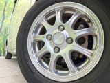 【13インチアルミホイール】外観にマッチしたアルミホイールを装着しております。各種アルミホイールや、スタッドレスタイヤも取扱いしております。是非ご相談ください♪