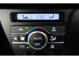 ★エアコンはオートタイプが装着済みです!オートモードにしておけば、車内温度を設定するだけで風の料や吹き出し口の切り替えを機械が行ってくれます!一年中快適な環境を作れますよ♪