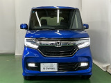 LEDヘッドライトを装備しています。LEDヘッドライトはとても明るく、雨の日や夜間走行も安全・安心です。オートライトコントロール付きで周囲の明るさに応じて自動で点灯・消灯します