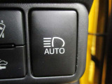 オートマチックハイビームとは、先行車や対向車のライトを認識し、ハイビームとロービームを自動で切り替える機能です。夜道の視界を確保します。詳細は販売店スタッフまでおたずねください。