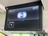 【12型フリップダウンモニター】大画面モニターで後席でもエンタメをお楽しみいただけます。小さなお子様にも大人気の装備です♪