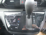 ★オートエアコン★温度設定だけで車がいつも快適に自動調整します♪風量や吹き出し口も自動で行われます。もちろんお好みの設定にも調整可能です♪