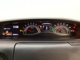 スピードメーターとタコメーターを大きく配した見やすいメーター部になっています。左側のインフォメーション画面でオドメーターや燃費などの情報を確認できます。