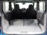 後席を左右とも倒した状態です。荷室は防汚素材で汚れてしまっても拭き取りができます。