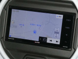 【7インチ】目的地を設定すれば、初めての場所でも簡単に行くことが出来ます。(音楽だって聴けちゃいます。)今や欠かせないアイテムですね。カーナビと共に楽しいカーライフを送って下さい!