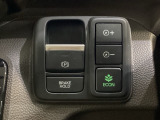セレクトレバーの右に電子制御パーキングブレーキがあります。スイッチひとつで、停車した地点の傾斜などをシステムが検知・判断してブレーキ力を自動的に最適制御し、しっかり停車できるパーキングシステムです。