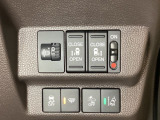 両側電動スライドドアは運転席から操作ができるよう、操作スイッチが付いています。Hondaセンシング用のVSA(ABS+TCS+横滑り抑制)解除とレーンキープアシストシステムなどのスイッチがあります。