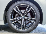 【BMWアロイホイル】軽量かつ強度に拘ったアロイホイル。走行性能ポテンシャルを引き出す設計。車の足元を引き締めてくれる大きなポイントはアロイホイルです。
