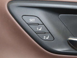 運転席は二人分のシートポジションを記憶します。