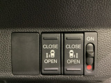 リアドアは乗り降りに便利な両側電動スライドドアです。また運転席に座っていながらスイッチ操作で自在にスライドドアを開け閉めできます。