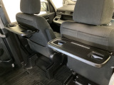 運転席・助手席の背もたれには、2列目シート用にカップホルダー付きの「格納式のシートバックテーブル」を装備しています。休憩時のちょっとした時間などカップを置いたり、小物置きに使えて便利です。