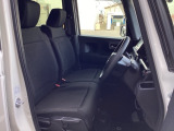 フロントシートはベンチシートです。ベンチシ―トは運転席と助手席の移動もスムーズ!狭い駐車場での乗り降りに便利です。