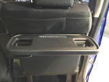 前席背面には格納式のテーブルも装備。食事やスマホ・タブレットでの動画視聴など様々な用途で活躍します。サイドにはちょっとした荷物がかけれて便利なコンビニフック付きです。