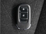◆スマートキー◆カギをバッグやポケットに入れたままでもドアロックの開閉ができる『スマートキー』付き!雨天や暗くなってもカギを取り出す必要がなくドアの開錠&エンジンも始動できます