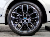 BMWの純正アロイホイールは軽量かつ強度にも優れているホイールで走行性能を引き上げる設計になっております。足元にもBMWは妥協がなくこだわっている個所になります。