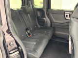 ■シートバックテーブル■運転席・助手席の後ろには収納可能なテーブルが付いています。