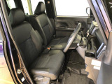 運転席の座面高さを調整できるシートリフターが付いています。フロントシートはベンチシートを採用で、座面も広く使い勝手もいいですよ♪