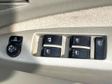 【電動格納ミラー】サイドミラーは電動格納式となっており、狭い駐車場でもキズがつくリスクを抑えられます。