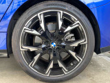 BMWの純正アロイホイールは軽量かつ強度にも優れているホイールで走行性能を引き上げる設計になっております。足元にもBMWは妥協がなくこだわっている個所になります。