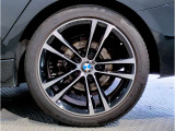 BMWの純正アロイホイールは軽量かつ強度にも優れているホイールで走行性能を引き上げる設計になっております。足元にもBMWは妥協がなくこだわっている個所になります。