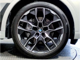 BMWの純正アロイホイールは軽量かつ強度にも優れているホイールで走行性能を引き上げる設計になっております。足元にもBMWは妥協がなくこだわっている個所になります。
