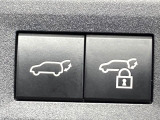 【パワーバックドア】スマートキーや運転席のボタンを押すだけでリアゲートが自動で開閉します!荷物を持っている時や、高い位置にあるバックドアを閉める際に便利な機能です♪