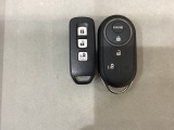 スマートキー付きですからドアロックの開閉およびエンジンスタートが楽々です。電動スライドドアの開け閉めもボタンで操作できます。スペアキーも同じものを用意しております。