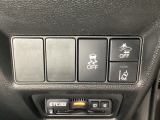 Hondaセンシング用の、VSA(ABS+TCS+横滑り抑制)解除と路外逸脱抑制機能のオンオフスイッチなどはハンドルの右側に装備しています。