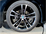BMWの純正アロイホイールは軽量かつ強度にも優れているホイールで走行性能を引き上げる設計になっております。足元にもBMWは妥協がなくこだわっている個所になります。