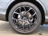 アルミホイール 6Yスポークデザイン ブラック 9.5Jx21 285/40 R21タイヤ/アダプティブエアサスペンション スポーツ