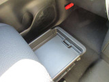 助手席シート下にも収納スペース