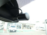 ドライブレコーダーは、車の運転中に前方の映像を記録する装置です。万が一の事故の際に、状況を記録して証拠として利用することができます。