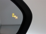 隣車線を走る車両をレーダーで検知し、ドアミラーでは確認しにくい後側方エリアに存在する車両に加え、急接近してくる車両も検知します。車両を検知するとドアミラーに搭載されたLEDインジケーターが点灯します。