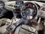 BMWの運転席はドライバーオリエンテッドという構造を採用。ドライバー目線の操作がしやすい設計になっており、ドライブ中にも目線の移動が少なく運転中にも簡単に操作ができます。