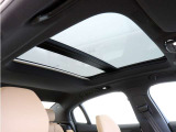屋根一面まるごととも言える特大サイズのチルトアップ機構付電動パノラマ・ガラス・サンルーフ。晴天時はもちろん、雨天・曇天時にもシェードを開けることで常に開放的な車内空間を実現させてくれます。