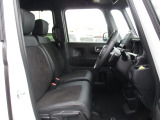 運転席と助手席は、ベンチシート仕様です。